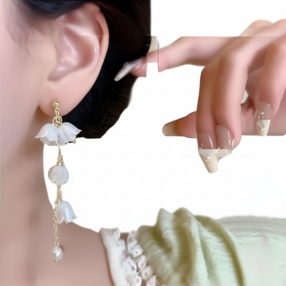 Women – Elegant White Floral Design with Classic Pearl Detailing