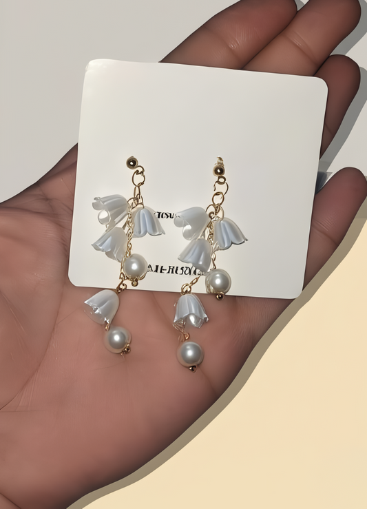Women – Elegant White Floral Design with Classic Pearl Detailing